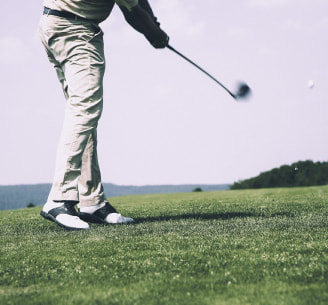 ゴルフをしている写真