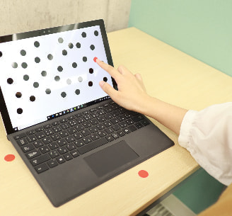 点滅マークをタッチしている写真