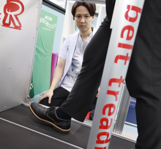 マシンの上で歩いている写真