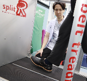 マシンの上で歩いている写真