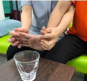 麻痺側の手でコップを掴んでいる写真